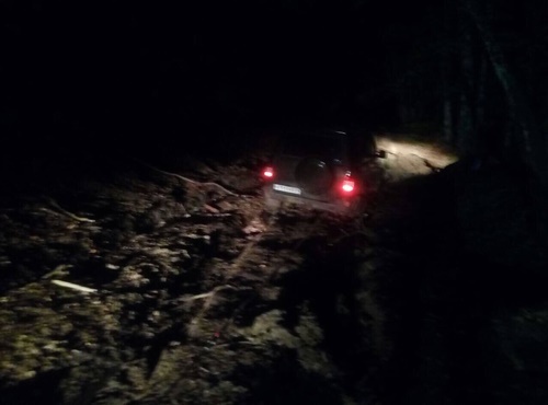 В Крымских горах увяз в грязи автомобиль с ребенком